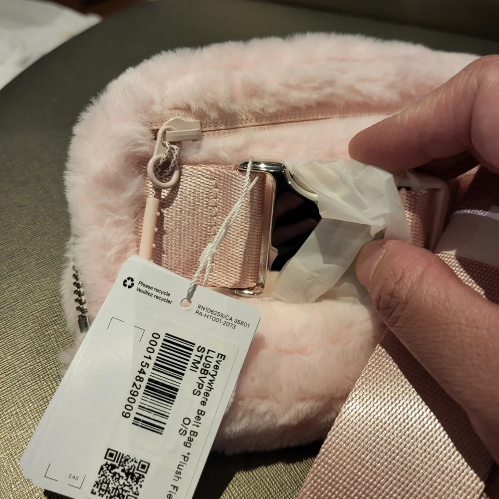 Lululemon Everywhere Belt Bag Plush Strawberry Milkshake - Picture 10 of 12